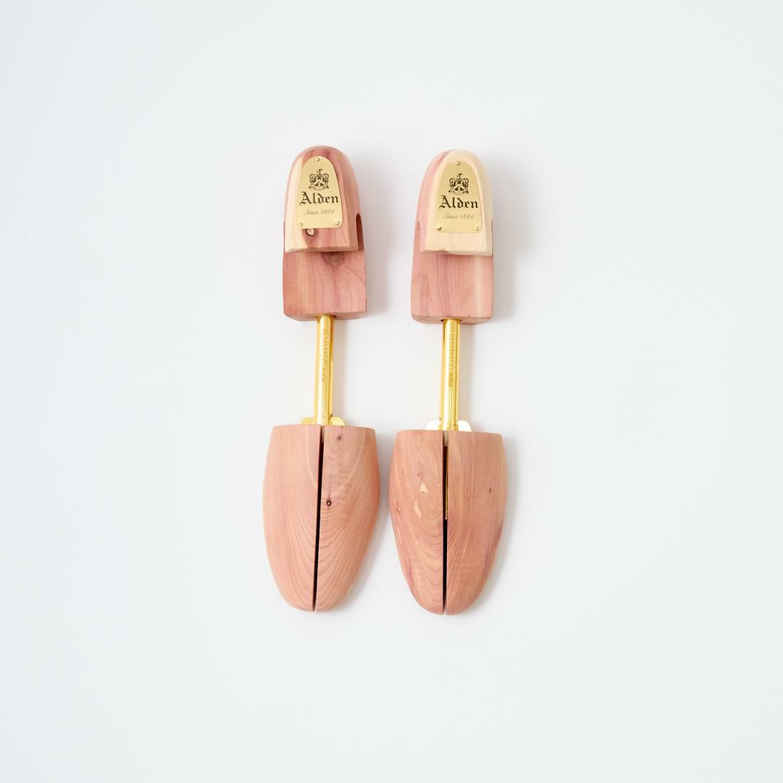 レッドシダーを使用したオールデン純正のシューツリー