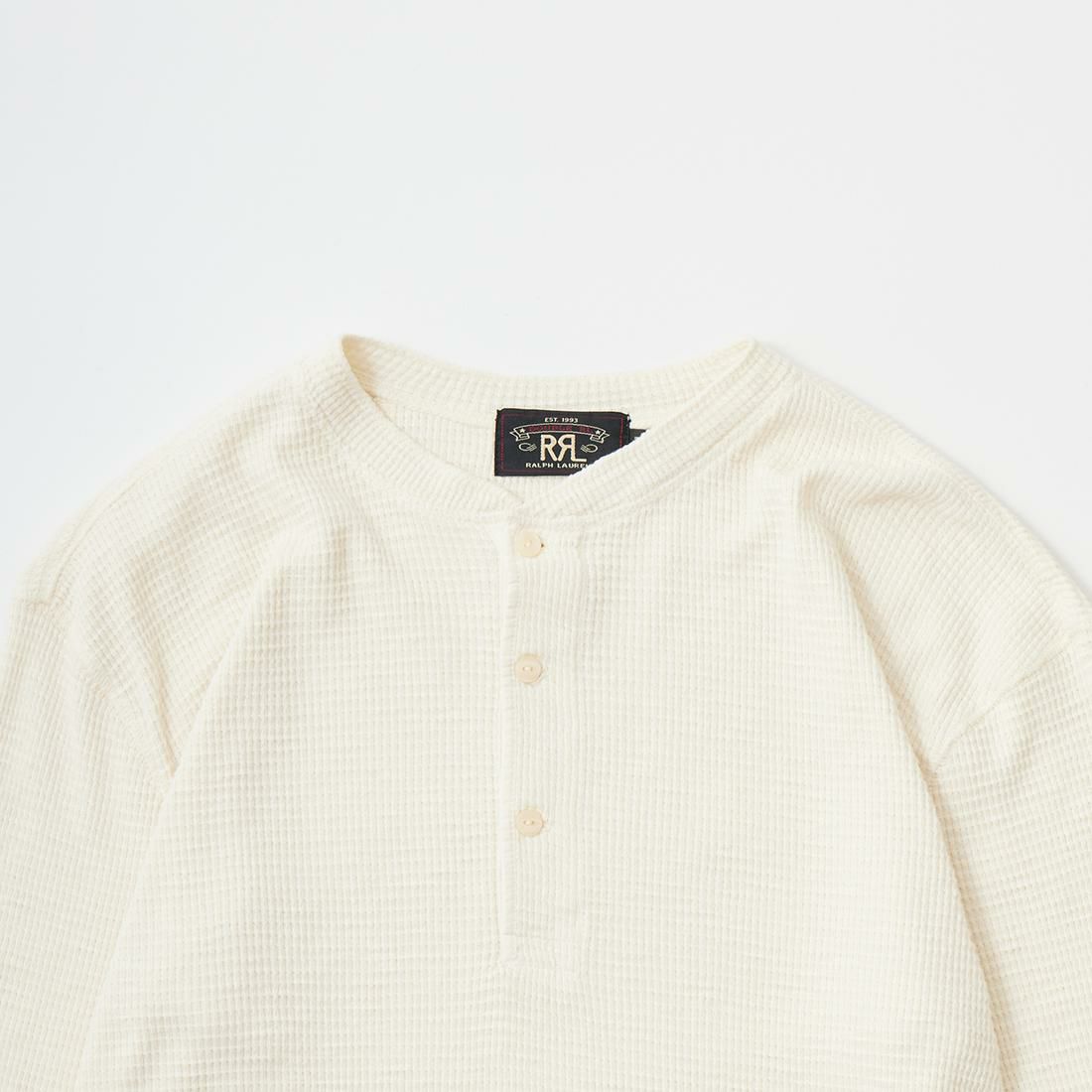 RRL(ﾀﾞﾌﾞﾙｱｰﾙｴﾙ)のワッフル素材を使用したヘンリーネックのカットソーの襟元