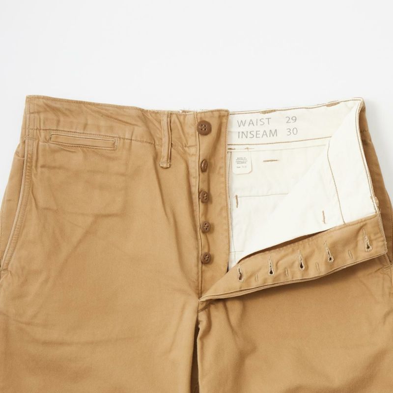 RRL(ﾀﾞﾌﾞﾙｱｰﾙｴﾙ)で定番モデルとなっているチノパンツのボタンフライ