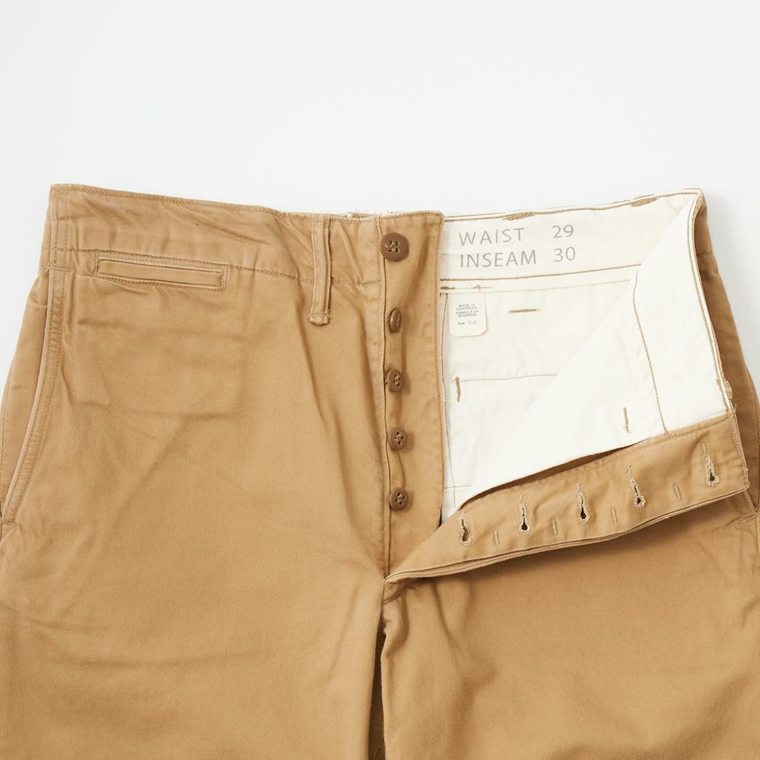 RRL(ﾀﾞﾌﾞﾙｱｰﾙｴﾙ)で定番モデルとなっているチノパンツのボタンフライ