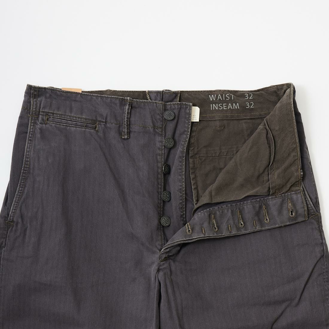 RRL(ﾀﾞﾌﾞﾙｱｰﾙｴﾙ)で定番モデルとなっているフィールドチノパンツのボタンフライ