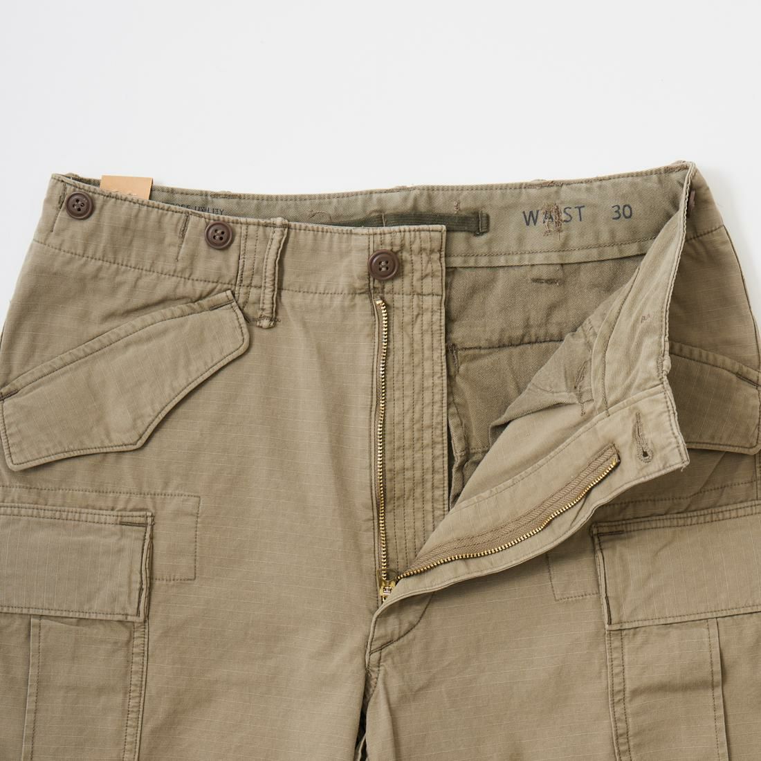 ストーンウォッシュ加工が施されているRRL(ﾀﾞﾌﾞﾙｱｰﾙｴﾙ)らしいカーゴショーツ