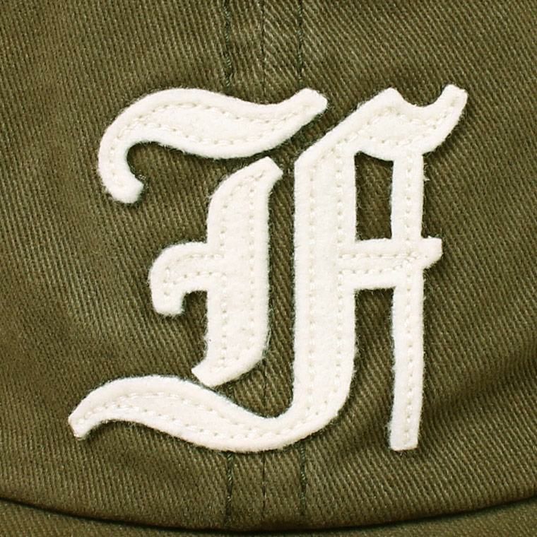 使いやすいオリーブカラーのキャップでFのオールドフォントがワンポイント