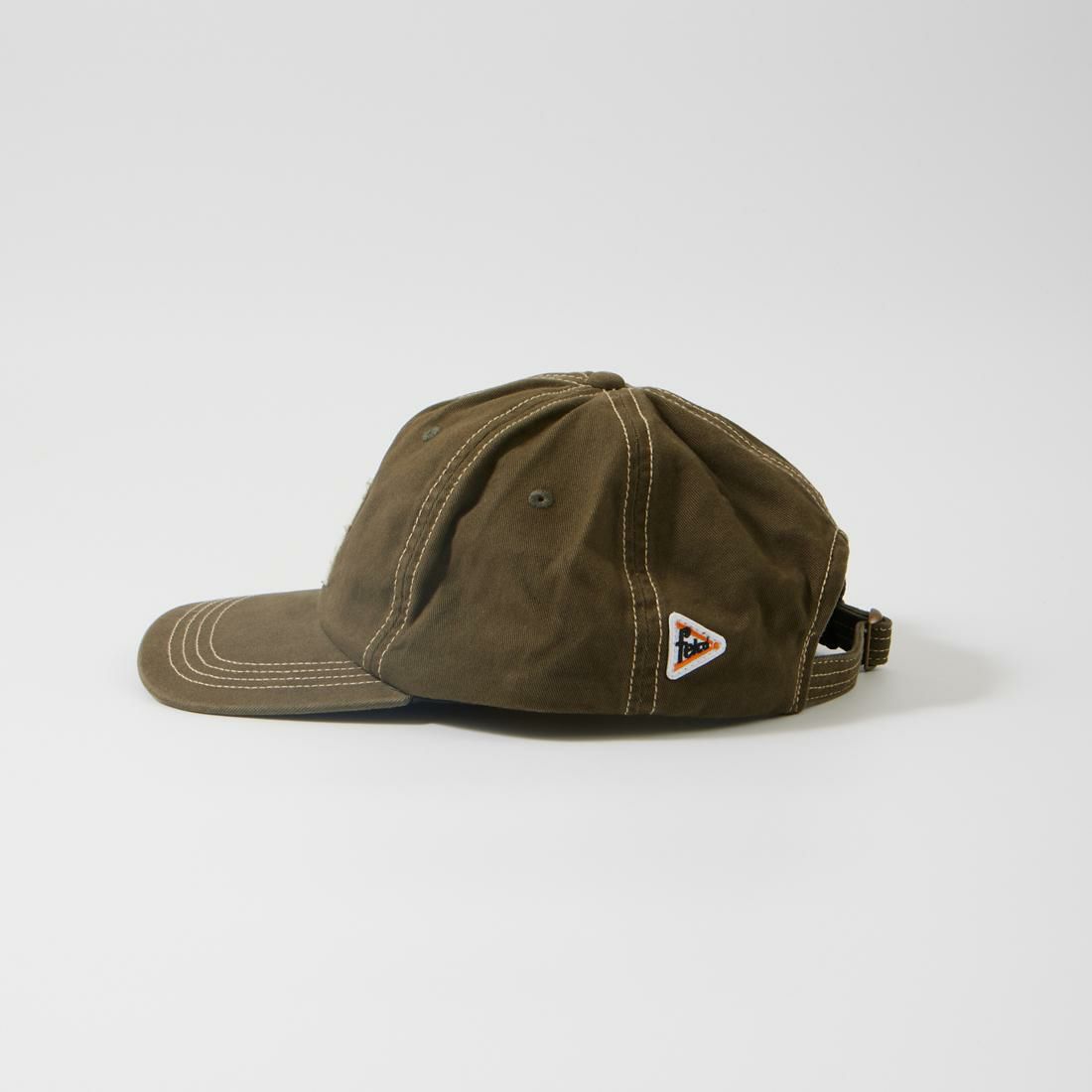 使いやすいオリーブカラーのキャップでFのオールドフォントがワンポイント