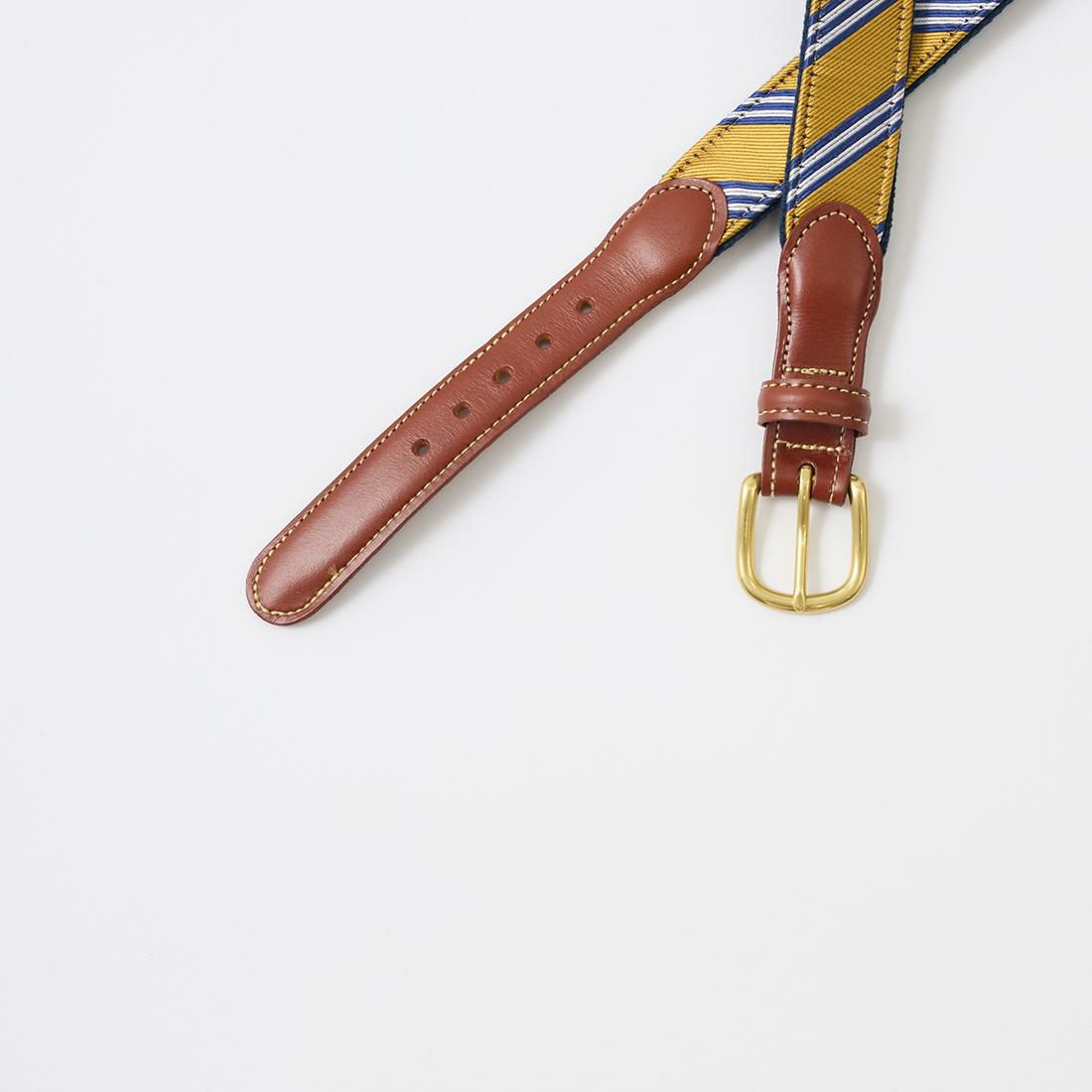 コットンキャンバスの上にシルクのネクタイが装飾されたベルト