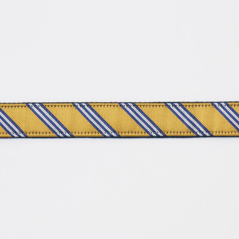 コットンキャンバスの上にシルクのネクタイが装飾されたベルト