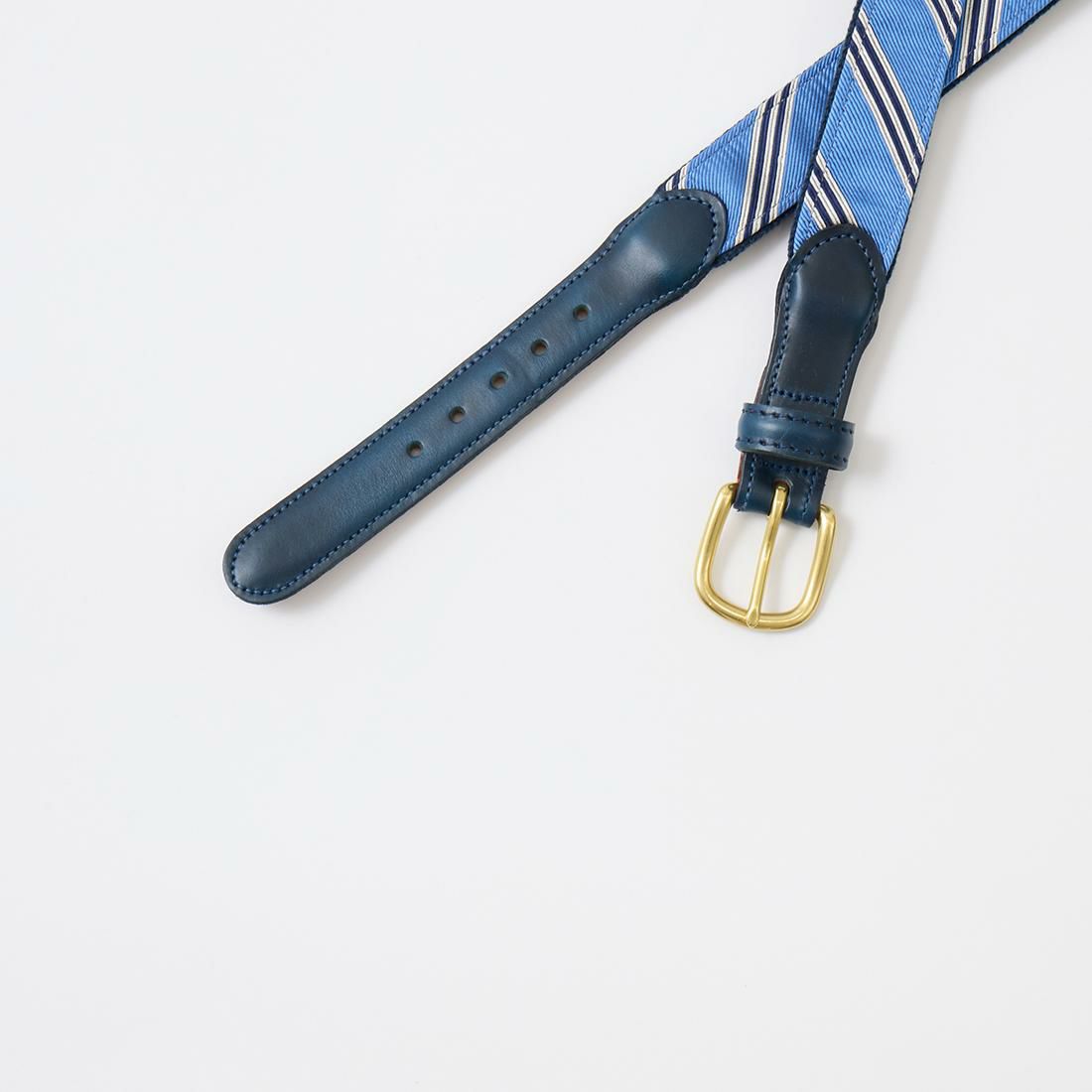 コットンキャンバスの上にシルクのネクタイが装飾されたベルト