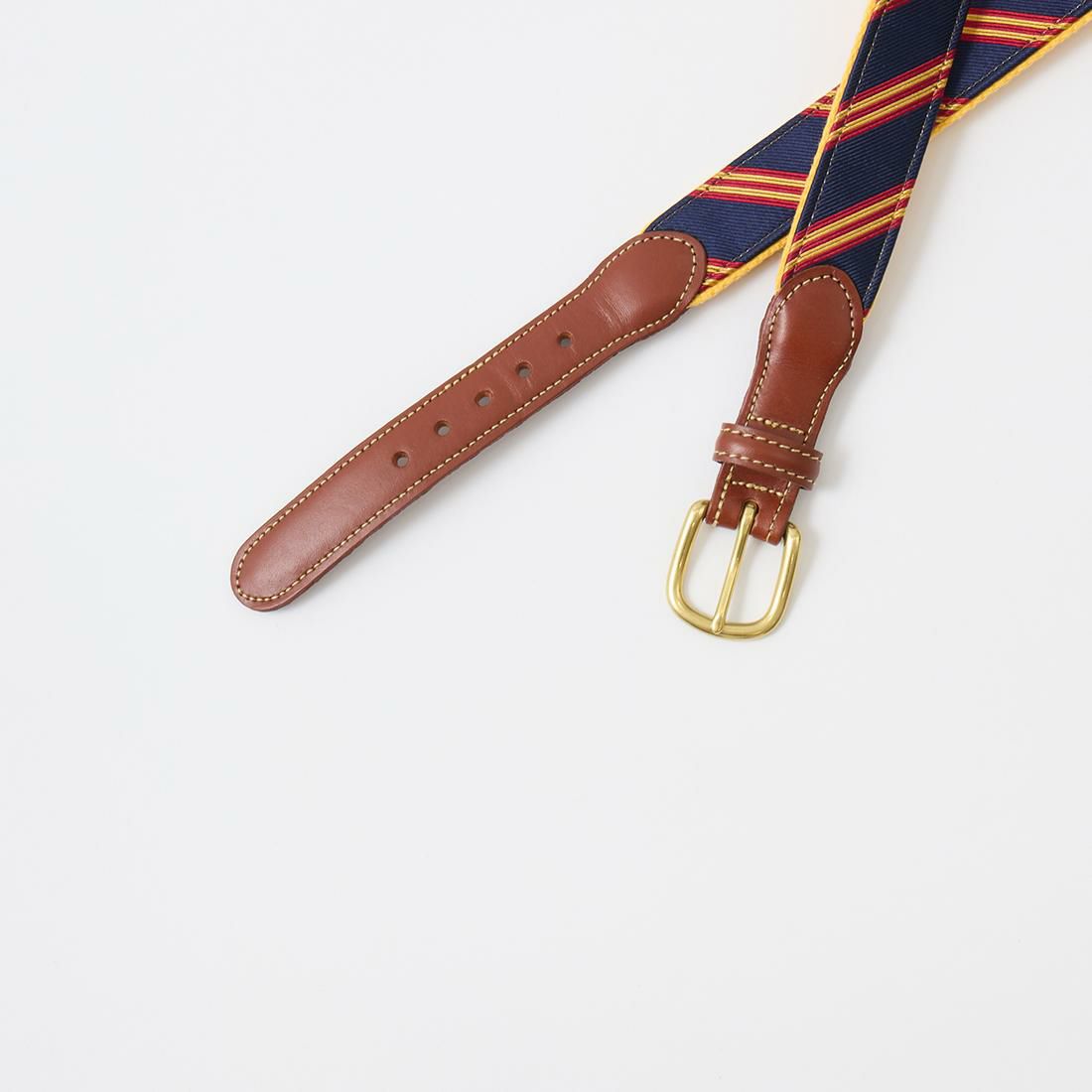 コットンキャンバスの上にシルクのネクタイが装飾されたベルト