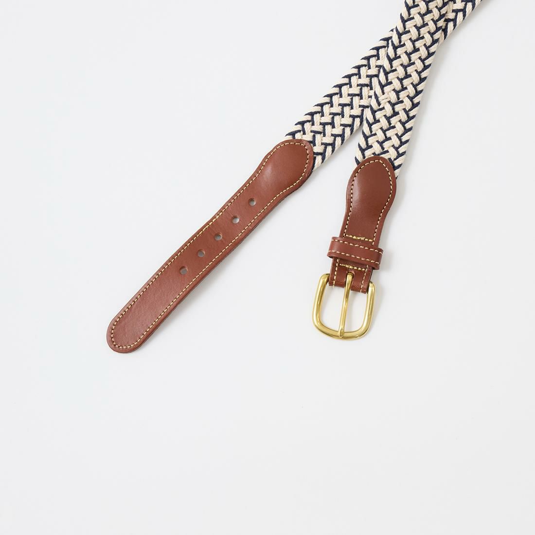 コットンキャンバスを使用した編み込み模様が特徴的なベルト
