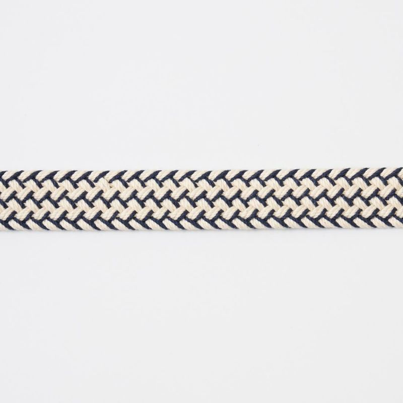コットンキャンバスを使用した編み込み模様が特徴的なベルト