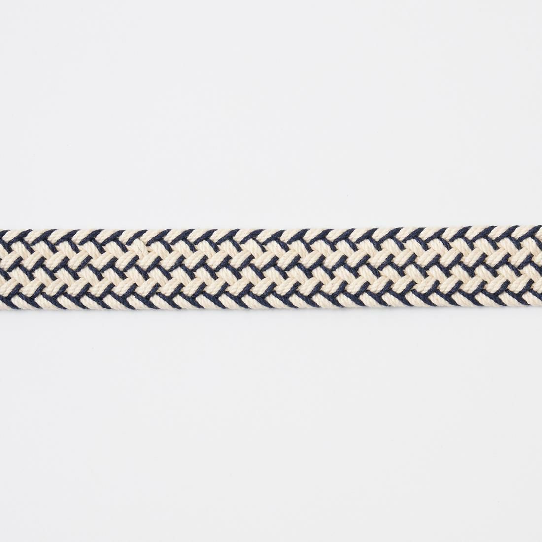 コットンキャンバスを使用した編み込み模様が特徴的なベルト